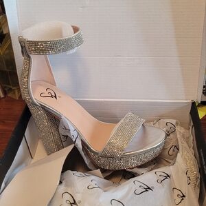 Brand new, never worn Windsor rhinestone heels. Size 7